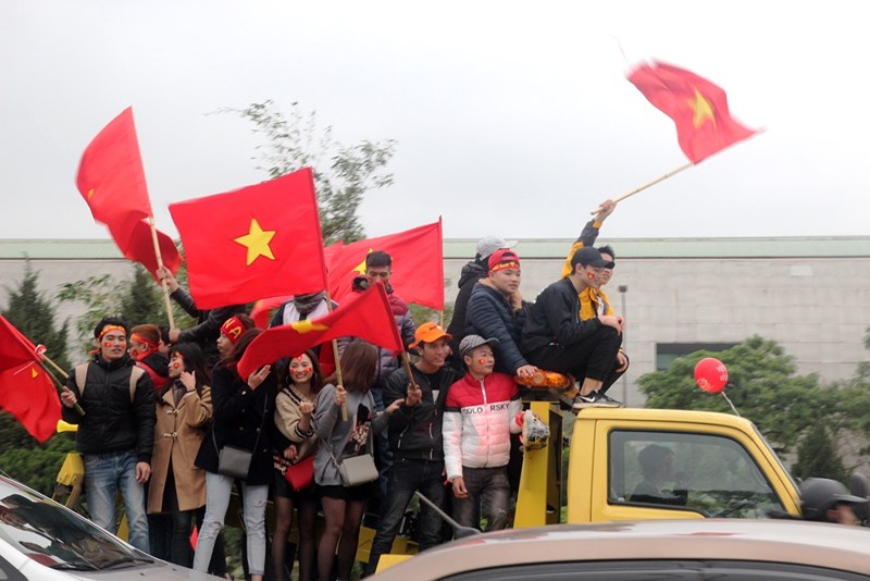 Xe cẩu, xe tải chở người hâm mộ đổ về khách sạn